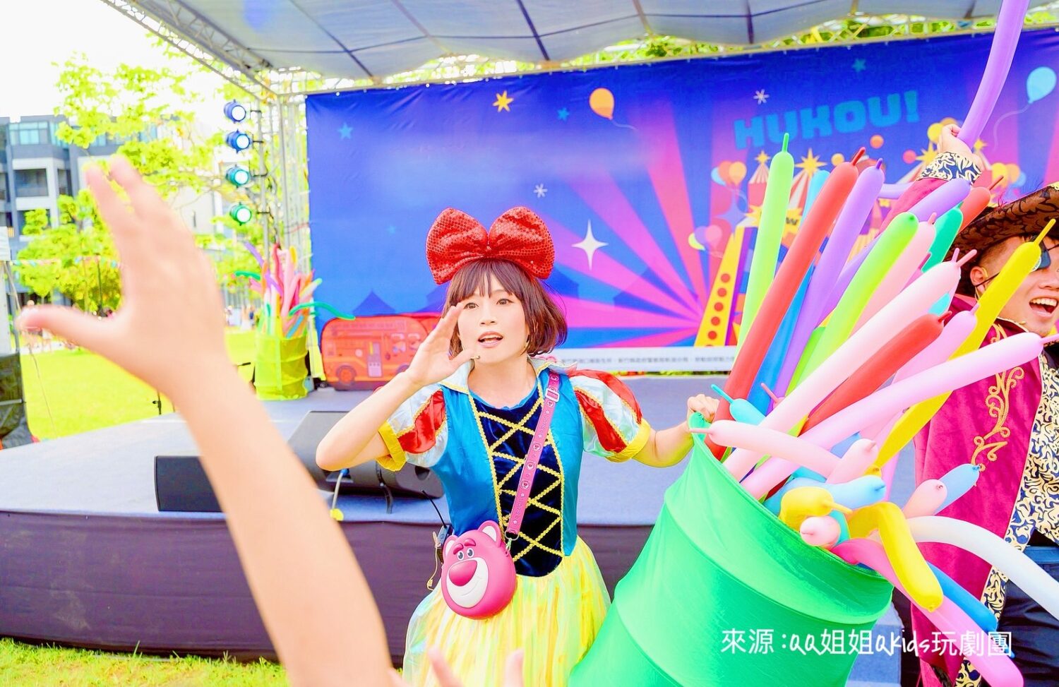 兒童節最暖畫面!「QQ姐姐率劇團進台北榮總」為病童帶來希望與笑聲 QQ姐姐於活動現場與孩童熱情互動,透過氣球造型與表演引導,讓孩子在歡笑中參與劇情,展現親子劇場的感染力。(圖/QQ姐姐Qkids玩劇團提供)