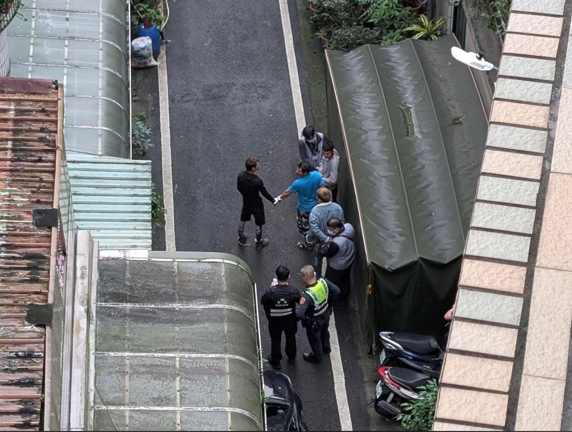 桃園專勤隊突襲抓人!移工傳「4樓攀牆逃命」 專勤隊查獲逾20人還逮通緝犯 桃園市中壢區一處巷弄內,警方與移民署專勤隊執行清晨查緝行動,現場多名外籍人士遭盤查管制,警方逐一確認身分並進行帶離,畫面可見執法人員在狹窄巷道內進行包圍式查緝,行動過程井然有序。(圖/記者林照東翻攝)