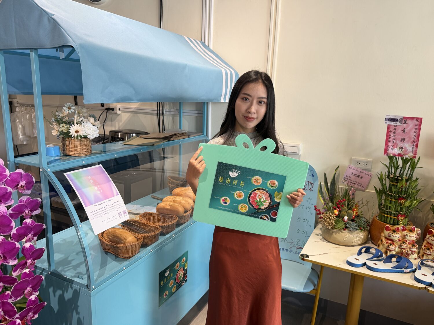 高雄鳳山新美食報到!何喫越南河粉開幕玩很大 開幕活動吸引民眾參與互動,消費者手持品牌贈品合影留念,現場氣氛熱絡、互動感十足。(圖/記者林照東攝)