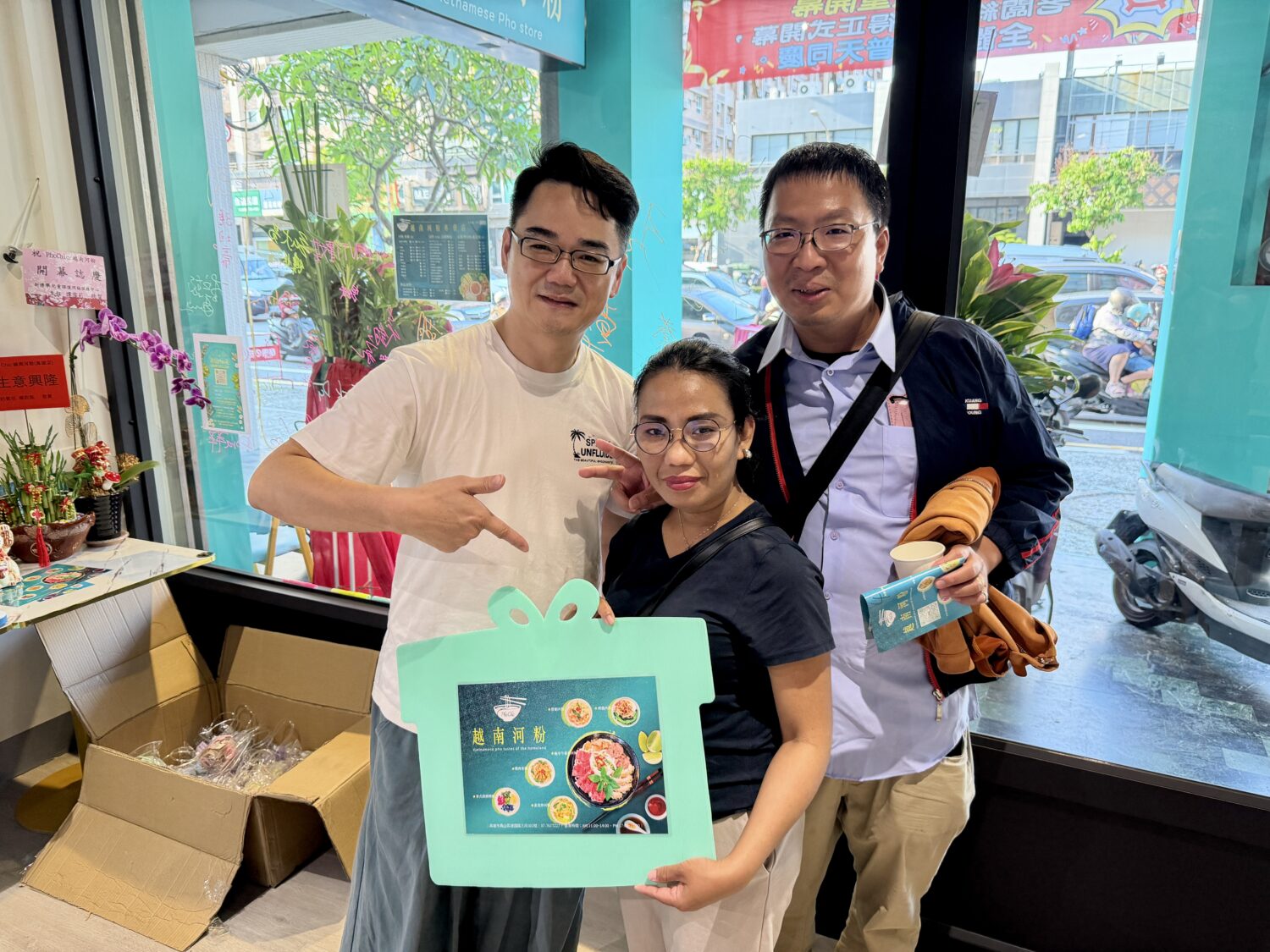 高雄鳳山新美食報到!何喫越南河粉開幕玩很大 Pho Chic何喫越南河粉主視覺菜單曝光,多款河粉與越南料理搭配呈現,突顯清爽健康與多元選擇。(圖/記者林照東攝)