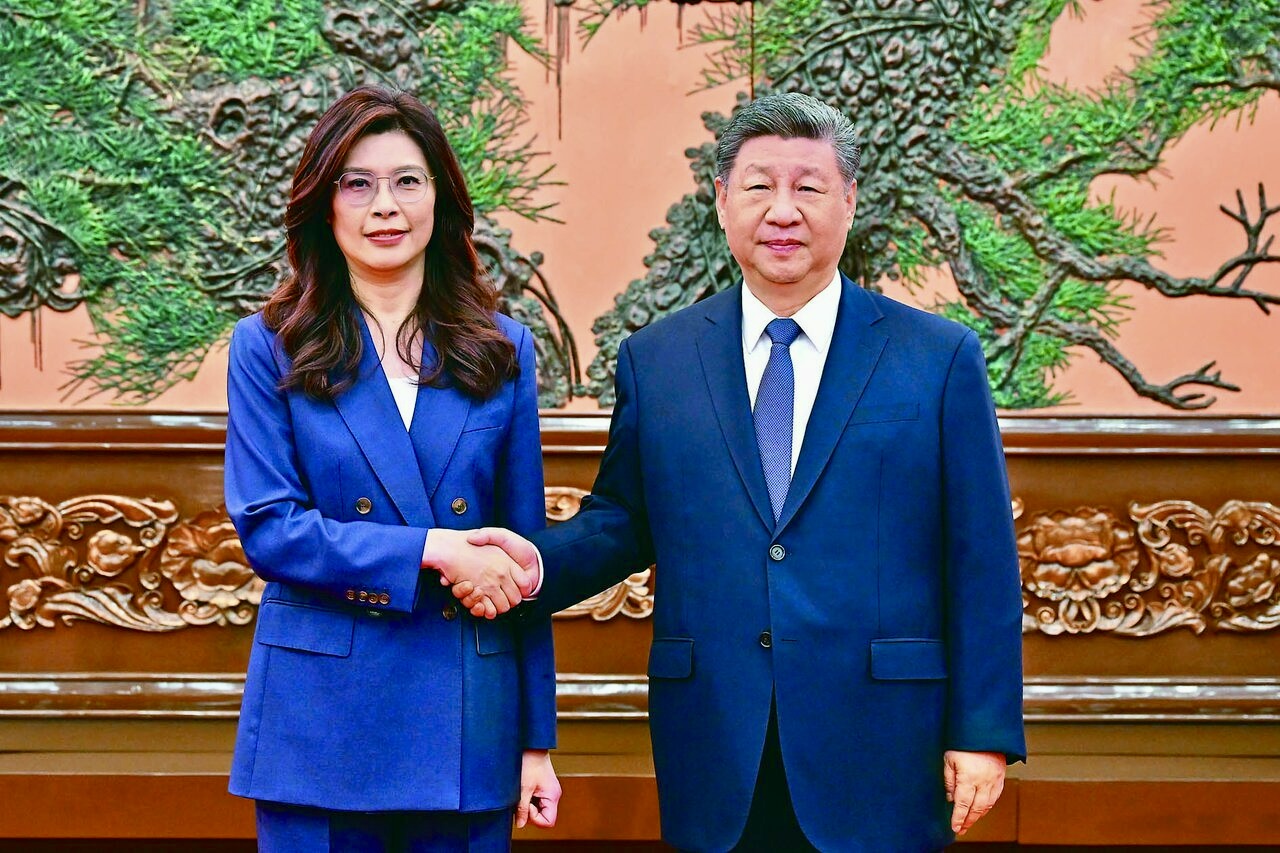 「鄭麗文中山陵談話引發兩岸論述」 匿名消息指恐對出訪團員擴大監控 國民黨主席鄭麗文(左)與中共總書記習近平會面。 (圖/國民黨提供)