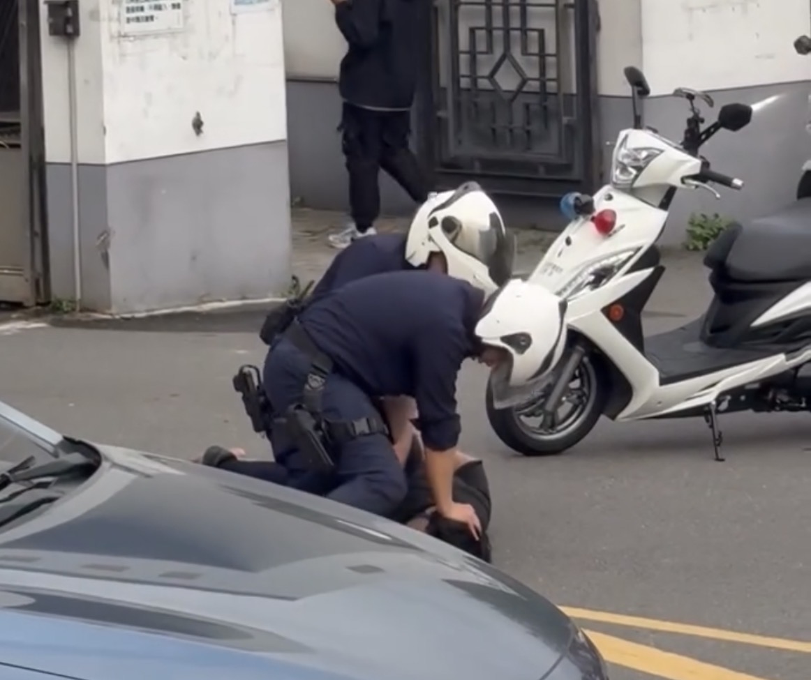 「黎明技術學院驚傳攻擊事件」緬甸僑生失控傷騎士警急制止送醫 警方合力將情緒失控男子壓制在地,防止其持續攻擊他人,迅速控制現場狀況。(圖/翻攝畫面)