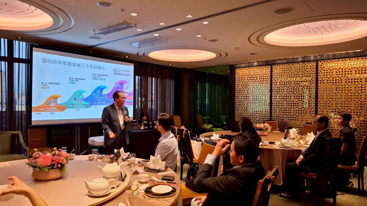 創業楷模產業顧問余維斌董事長於現場進行專題分享，解析半導體產業近三十年發展脈絡與企業生存關鍵，與與會會員深入交流。（圖／主辦單位提供）