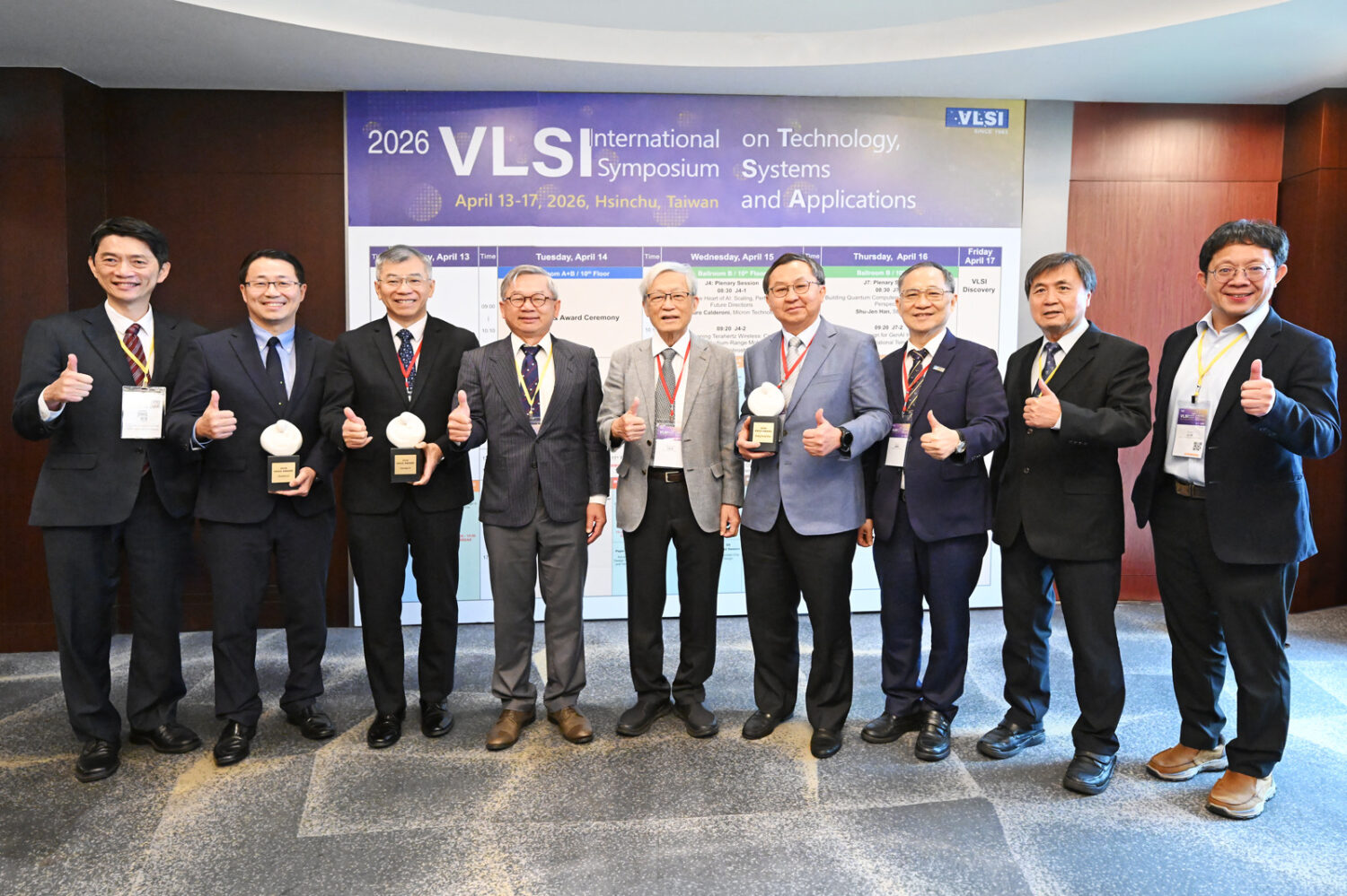 2026半導體大戰開打!「VLSI國際研討會揭AI、量子運算新布局」 2026 VLSI TSA研討會匯聚全球逾800位專家交流半導體技術。左起張世杰、李允立、易錦良、吳誠文、史欽泰、沈尚弘、羅達賢、徐爵民、吳志毅。(圖/主辦單位提供)
