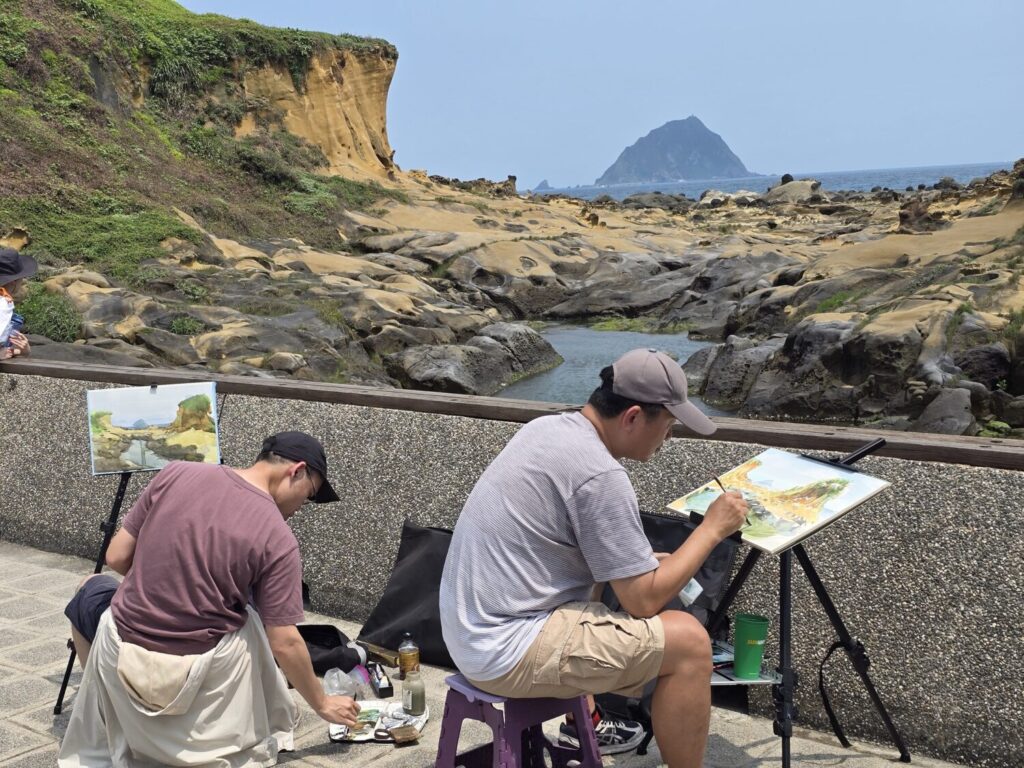 「春光正好相約北海岸」 與藝術家寫生共繪最美春日風景線 2026遇見春天「與藝術家有約」寫生活動民眾專注寫生。(圖/北觀處 提供)