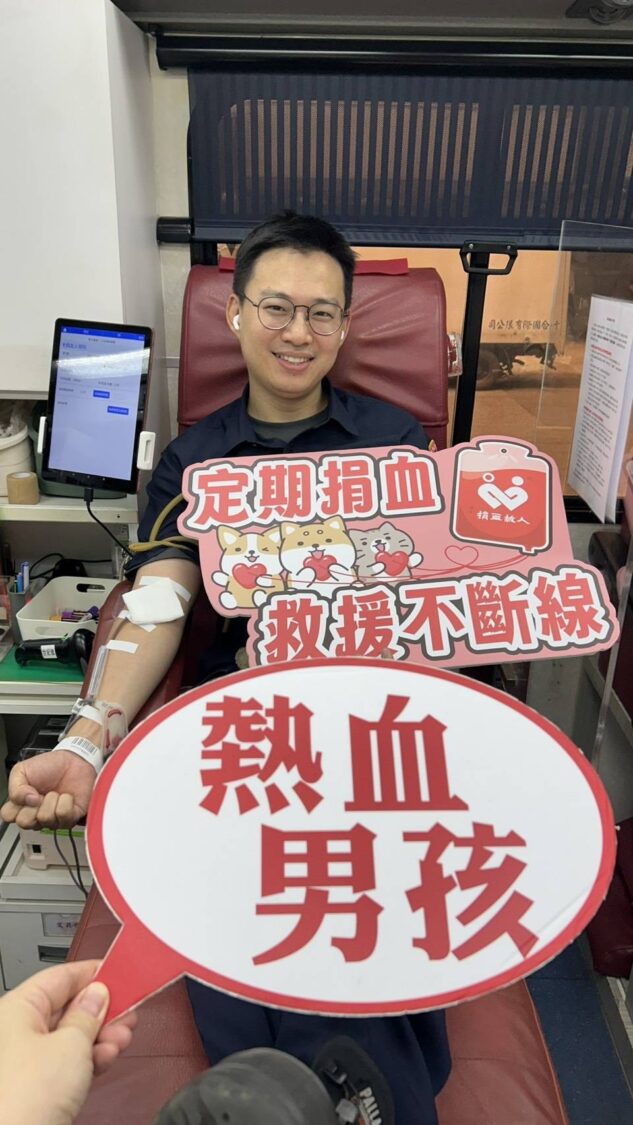 捐血送白沙屯媽祖後背包超吸睛「吳美瑩里長號召中山區民眾熱血做公益」 中山一派出所所長李欣鴻親自挽袖捐血,以實際行動響應公益,傳遞「定期捐血、救援不斷線」的正向力量。(圖/主辦單位提供)
