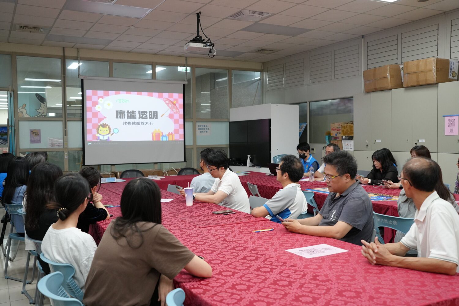 新竹縣推「廉政不漏行動列車」首站交通處登場 楊文科強調打造廉潔政府 新竹縣政府政風處推動「廉政不漏行動列車」,首站進駐交通處,透過現場播放宣導影片向同仁強化廉政觀念。(圖/新竹縣政府提供)