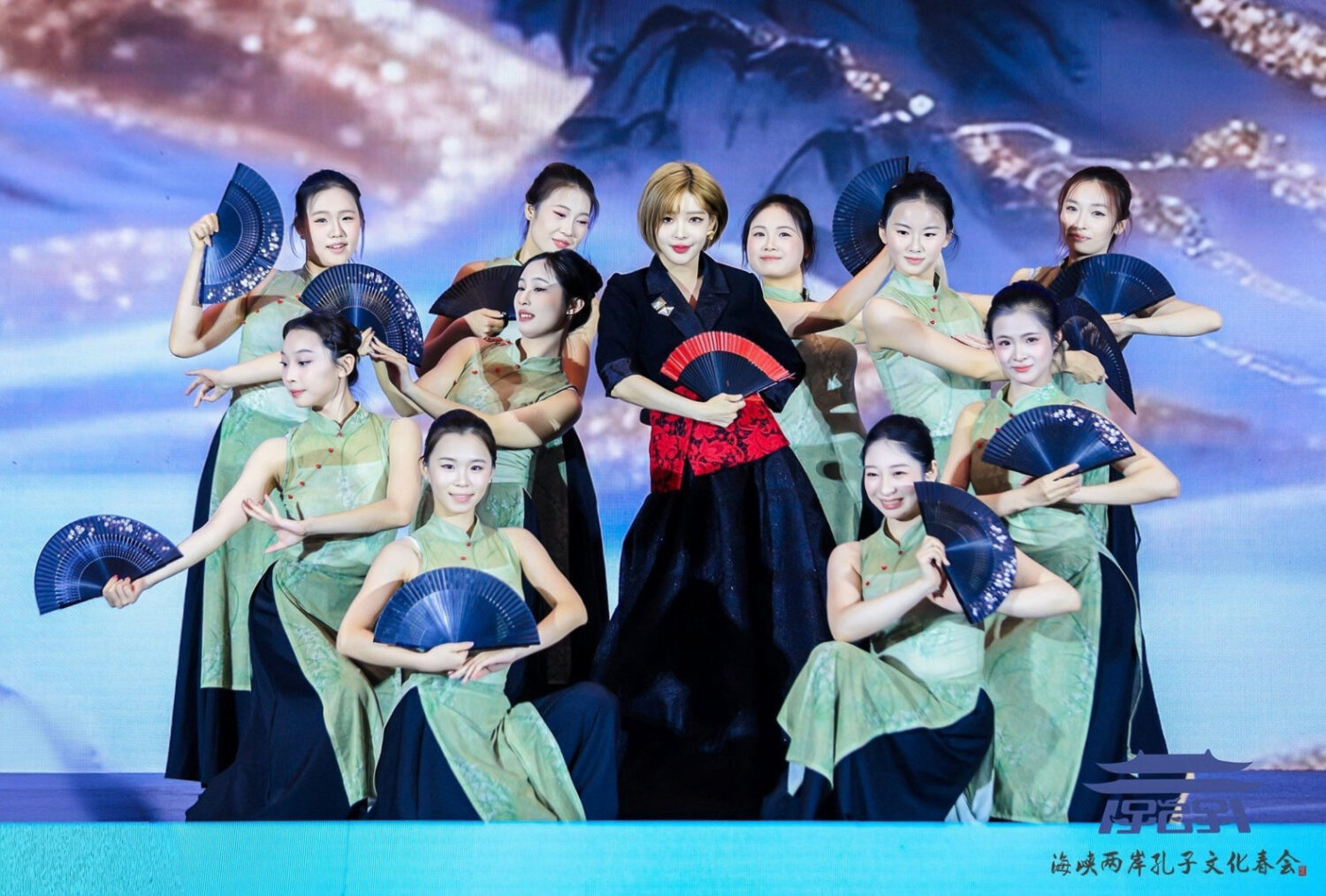 「孟子後裔」孟慶而山東祭孔!唱響仁者無敵開啟孟子新文化IP時代 孟子第七十三代孫,創作歌手孟慶而近日赴山東濟寧,為山東孔子文化春會創作演繹歌曲《仁者無敵》。(照片來源:起而行文化傳媒提供)