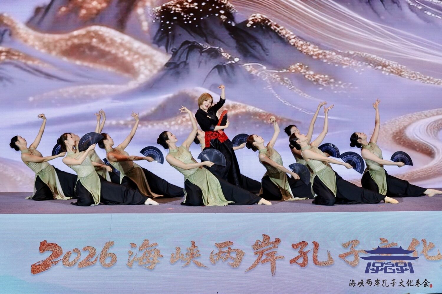 「孟子後裔」孟慶而山東祭孔!唱響仁者無敵開啟孟子新文化IP時代 孟慶而身穿獲國際設計金獎,台灣針織女王潘怡良設計師的高訂禮服,與濟寧學院舞蹈班共同在孔子春會活動擔任壓軸演出。(照片來源:起而行文化傳媒提供)