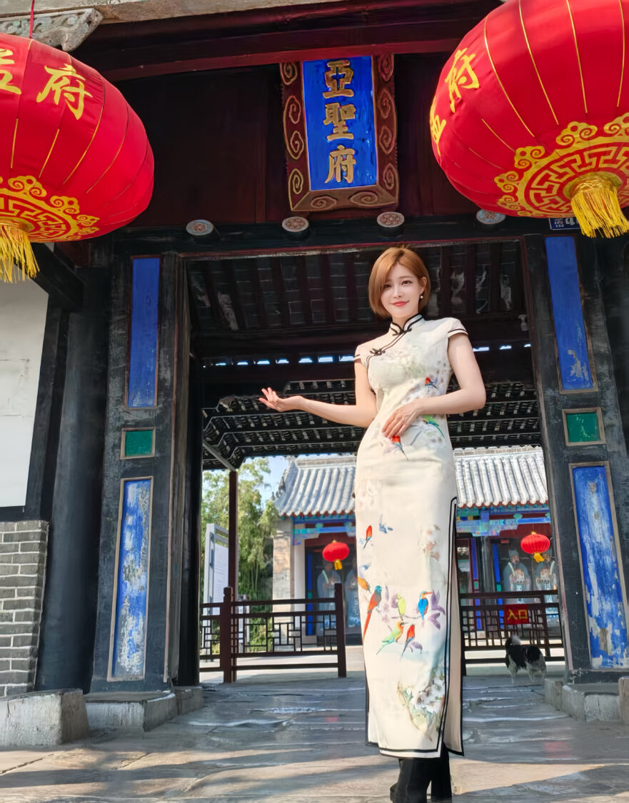 「孟子後裔」孟慶而山東祭孔!唱響仁者無敵開啟孟子新文化IP時代 行程期間,孟慶而亦走訪孟府、孟廟及孟子故鄉鄒城,追溯家族文化根源。(照片來源:起而行文化傳媒提供)