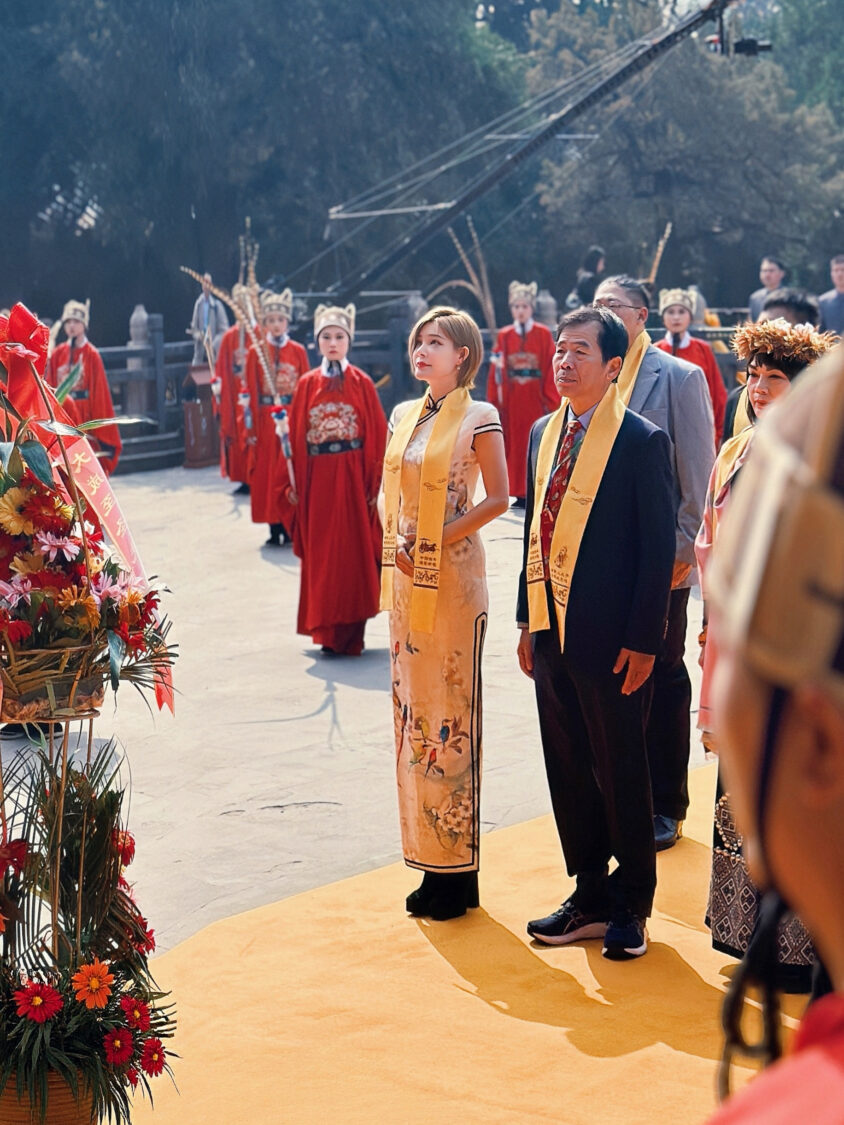 「孟子後裔」孟慶而山東祭孔!唱響仁者無敵開啟孟子新文化IP時代 孟慶而以聖賢後裔身份參與祭孔大典,作為代表獻花致敬至聖先師,誦讀《論語》經典。(照片來源:起而行文化傳媒提供)