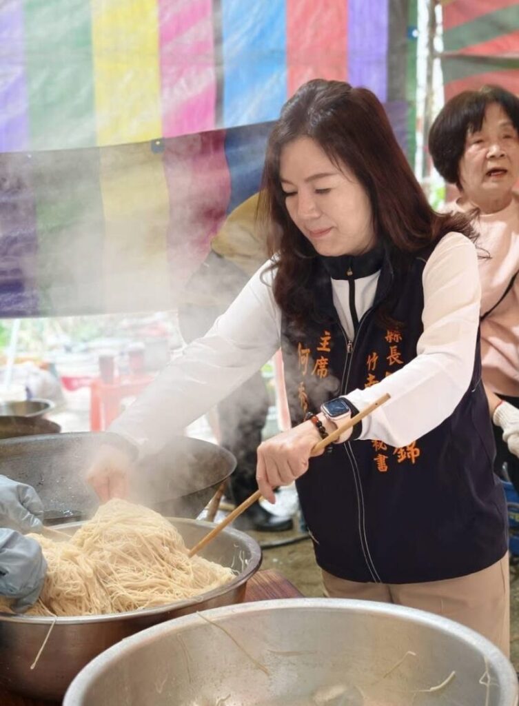 「 藍眼淚」引爆竹南龍鳳漁港遊客潮 何秀綿促強化衛生基礎設施留住人潮 竹南鎮代會主席何秀綿指出竹南發展海岸觀光應優先提升基礎衛生設施。(圖/何秀綿粉絲專頁,記者鄭元毓翻攝)