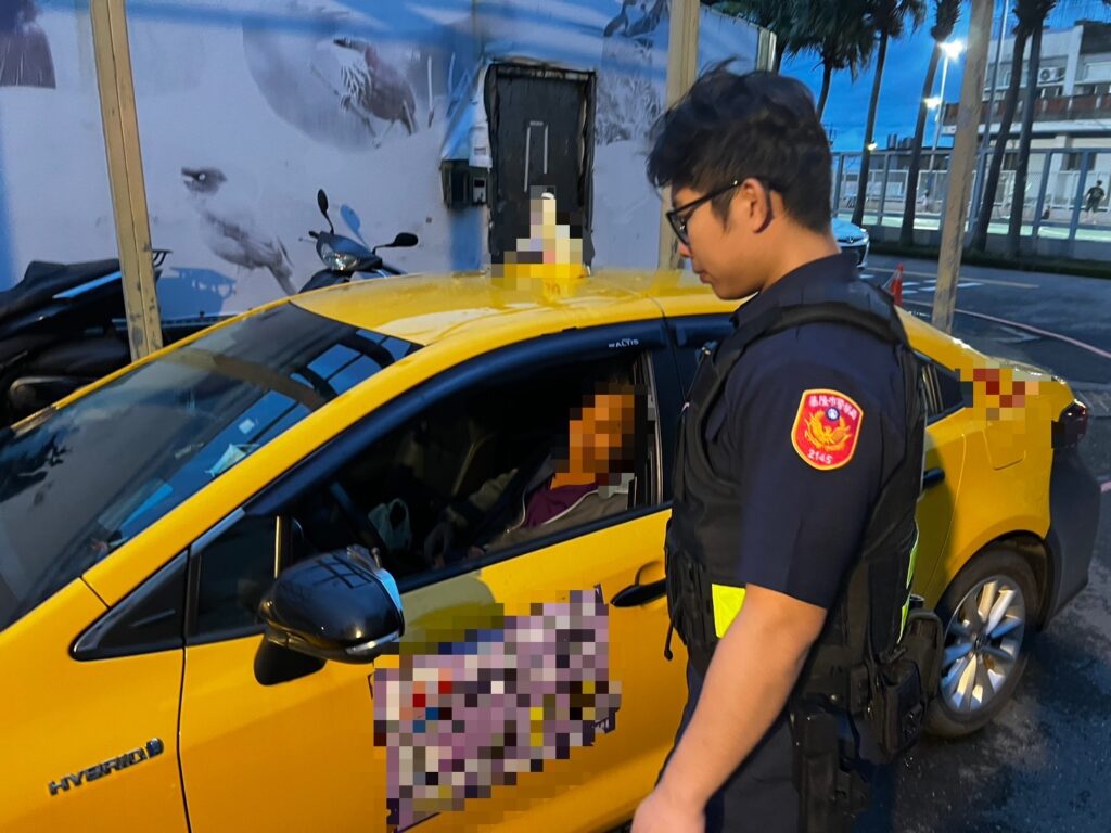 「男子路旁身體不適求援」 八斗子警陪同觀察護送返家 警方於現場關懷慰問並護送返家。(圖/記者薛秀蓮 翻攝)