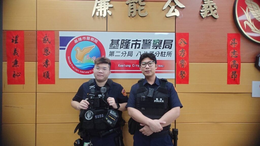 「男子路旁身體不適求援」 八斗子警陪同觀察護送返家 八斗子分駐所警員胡品宏(左)、實務生籃俊幃(右)。(圖/記者薛秀蓮 翻攝)