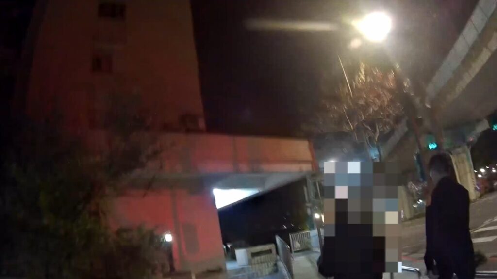 「迷途長者外出失向」 內湖警即刻協助返家團圓 員警助迷途年長者返家。(圖/記者薛秀蓮 翻攝)