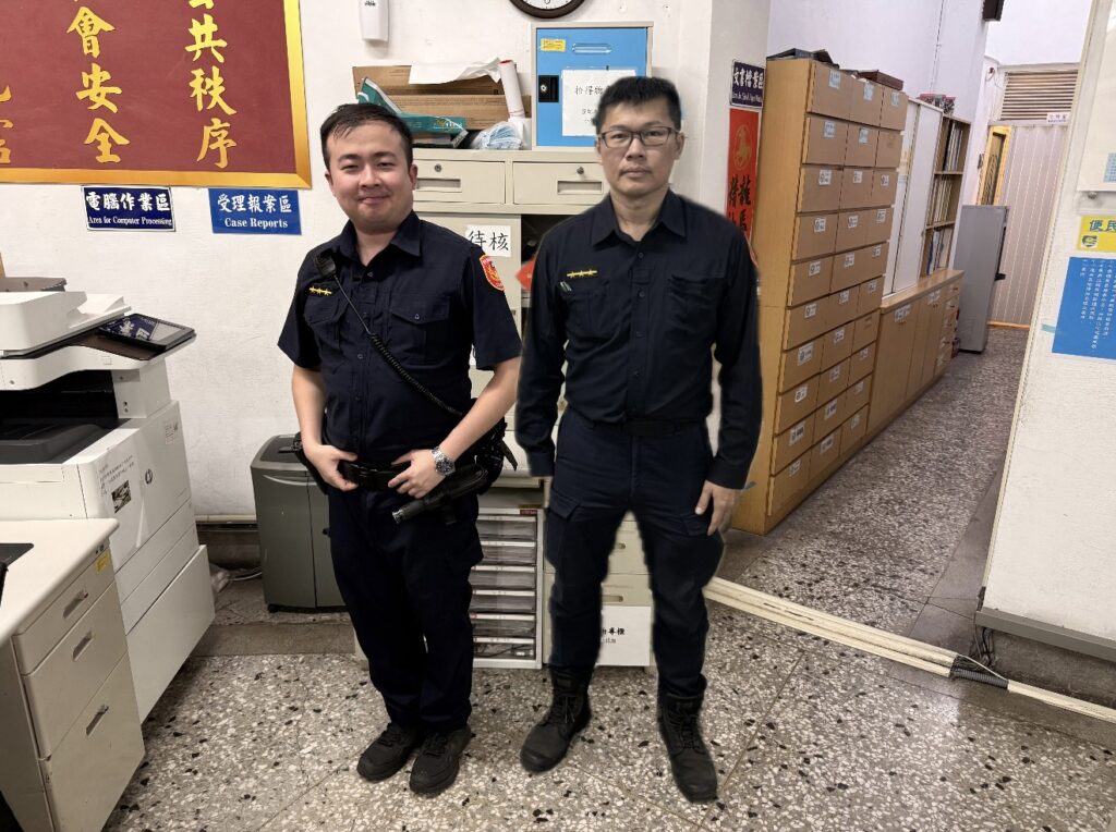 「迷途長者外出失向」 內湖警即刻協助返家團圓 內湖分局大湖派出所警員蕭政湘(左)、王勇智(右)。(圖/記者薛秀蓮 翻攝)