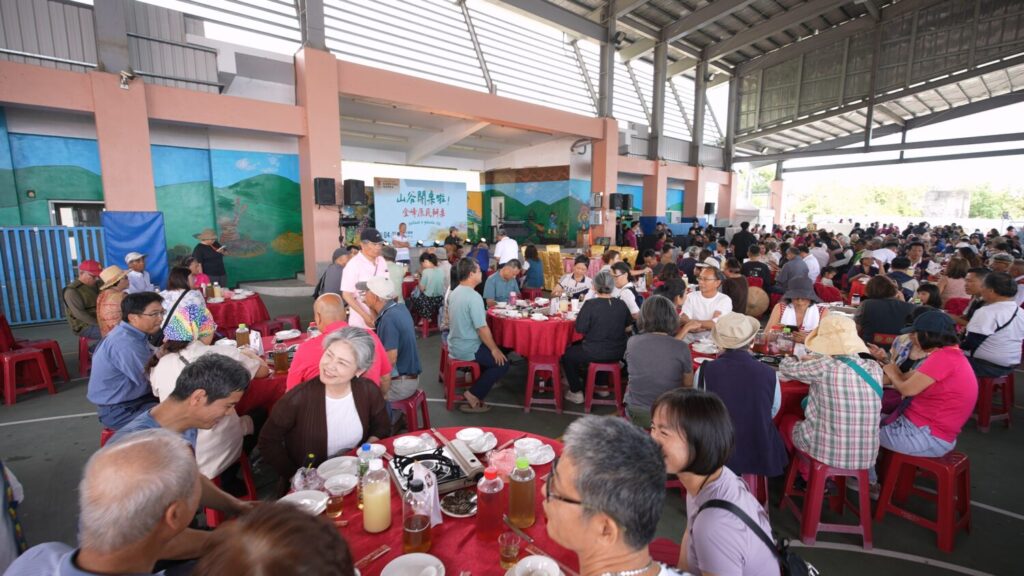 「山谷熱鬧開場」 2026金峰原生藝術國際博覽會盛大登場 金峰鄉百人辦桌於正興村鋼棚活動中心熱鬧登場,席開八十桌,現場人潮滿滿。(圖/金峰鄉公所 提供)