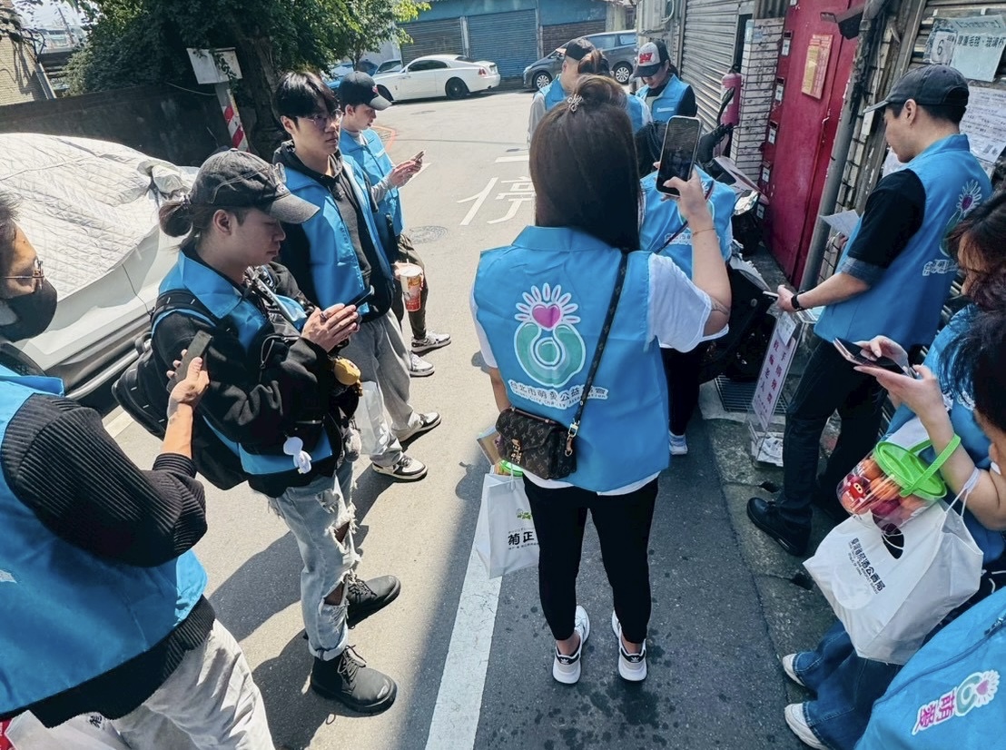愛不孤單、溫暖同行!「台灣萌愛公益協會」啟動關懷行動 志工們於巷弄間集結,準備走訪社區長輩家中,將實質物資與真誠問候送進生活角落。(圖/台灣萌愛公益 協會 提供)