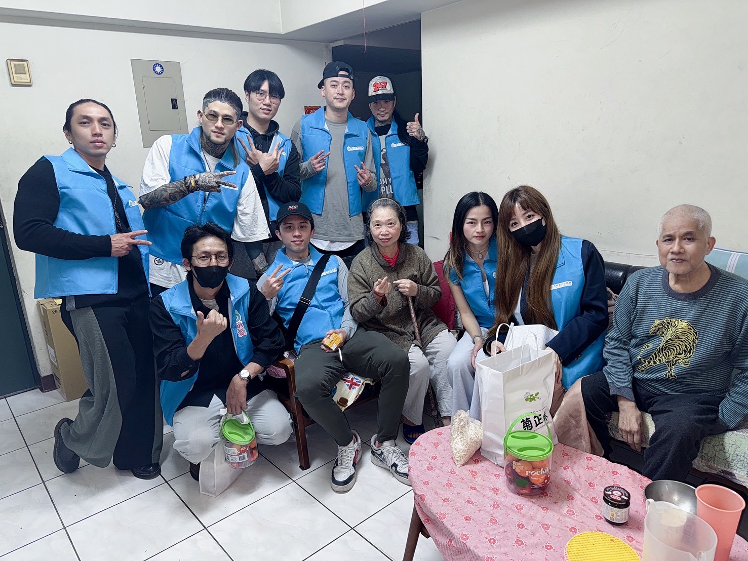 愛不孤單、溫暖同行!「台灣萌愛公益協會」啟動關懷行動 公益協會志工與長輩溫馨互動,除了提供營養支持物資,更透過陪伴讓長輩感受到被記得的溫度。(圖/台 灣萌愛公益協會 提供)