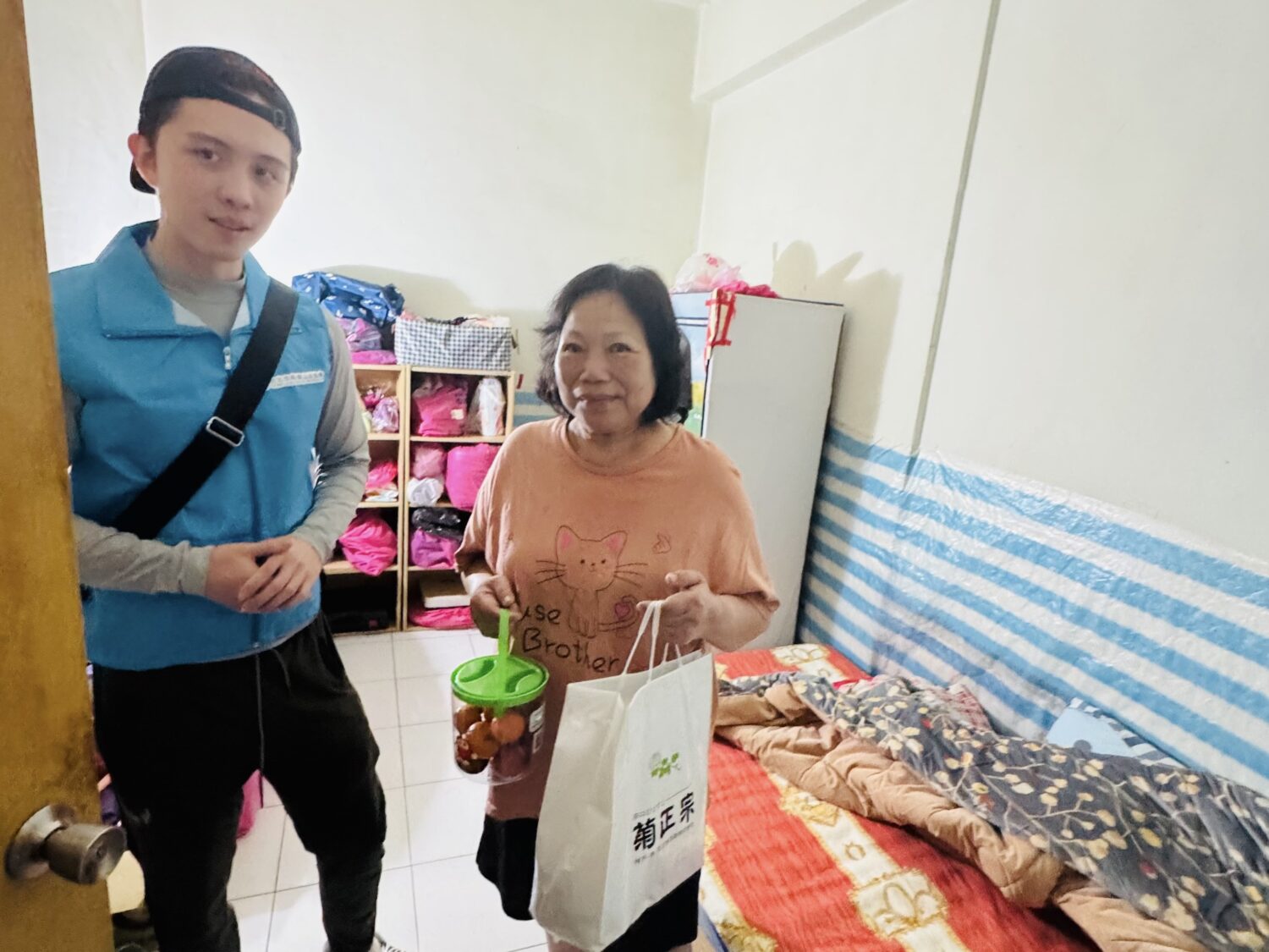 孫安佐攜手經紀人固定投入公益 「倡議人美心更美」盼打造長期正向影響力 孫安佐親自走訪弱勢族群家中,透過實地面對面的交流與生活物資發放,讓關懷真正被感知的存在 。(圖/台灣萌愛公益協會 提供)