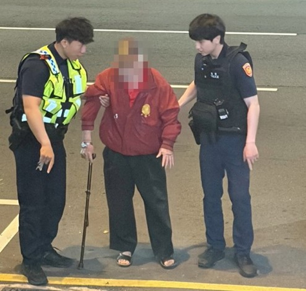 八旬翁迷途誤認家門 「暖警」協助平安返家 八旬翁迷途誤認家門 「暖警」協助平安返家