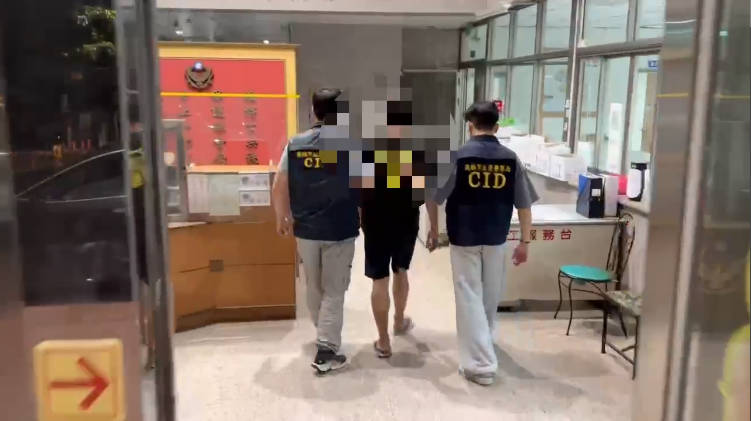 挑戰公權力?高雄「選舉看板」遭毀 前鎮警分局深夜逮人送辦 挑戰公權力?高雄「選舉看板」遭毀 前鎮警分局深夜逮人送辦