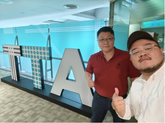 【人物專訪】黃柏隆引領飛來速打造台灣兼職人力新藍圖 交流凝聚力量、傳承延續價值—中原大學台北校友會張意良理事長(左)與黃柏隆(右)攜手同行,見證校友情誼與世代連結的溫暖時刻