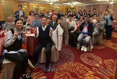 台北市嘉義縣同鄉會青年團成立 凝聚學子回饋鄉里 大會現場氣氛熱烈,長輩與青年學子齊聚一堂,共同為青年團的成立比讚加油。