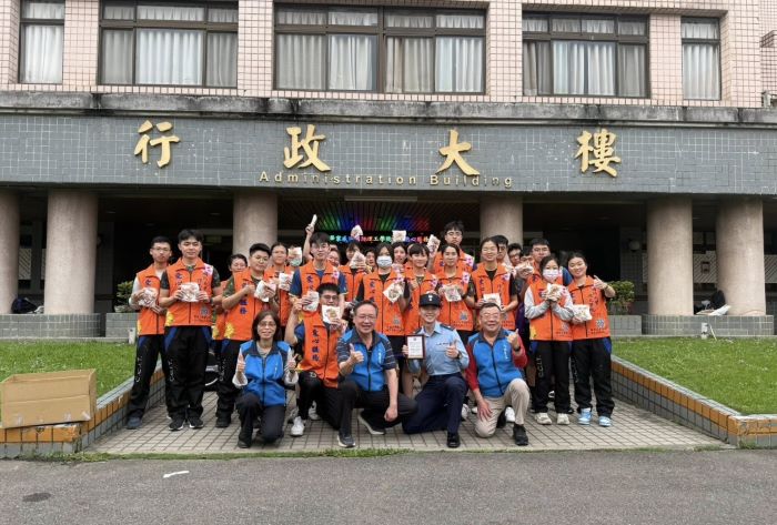 實踐無私服務精神 國防大學師生前進八德榮家整潔環境 實踐無私服務精神 國防大學師生前進八德榮家整潔環境