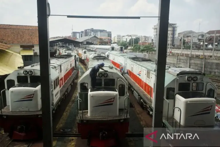 印尼國鐵表示，旗下所有機車頭與發電機組已全面採用B40生質柴油，並正準備後續B50轉換。圖 / ANTARA。