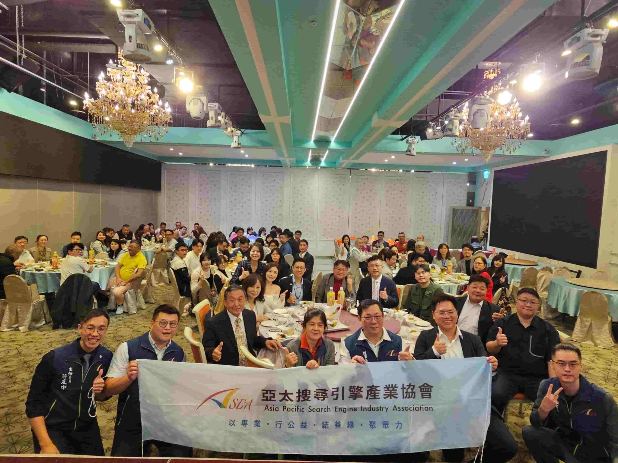 蔡依昕受證公益專家 室內設計專業走入公益場域 台灣社團通訊社MOU簽署活動晚宴大合照。圖 / 亞太搜尋引擎產業協會提供