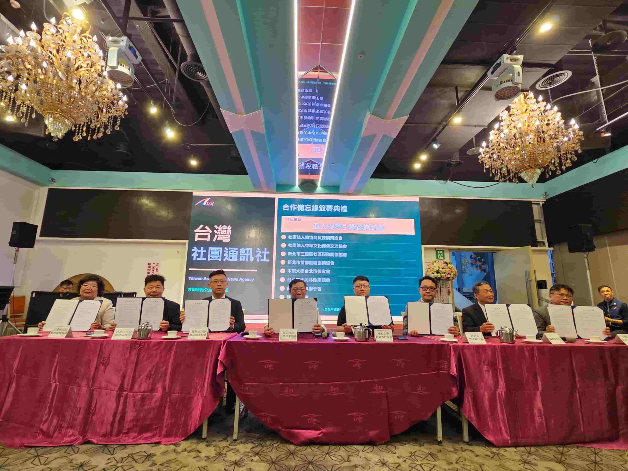 蔡依昕受證公益專家 室內設計專業走入公益場域 台灣社團通訊社MOU簽署儀式。圖 / 亞太搜尋引擎產業協會提供