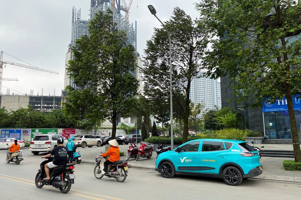 越南Green SM統一品牌並更新跨國叫車App Green SM 電動計程車穿行河內街頭,為GSM統一品牌後最直接的街景畫面。圖 / Reuters