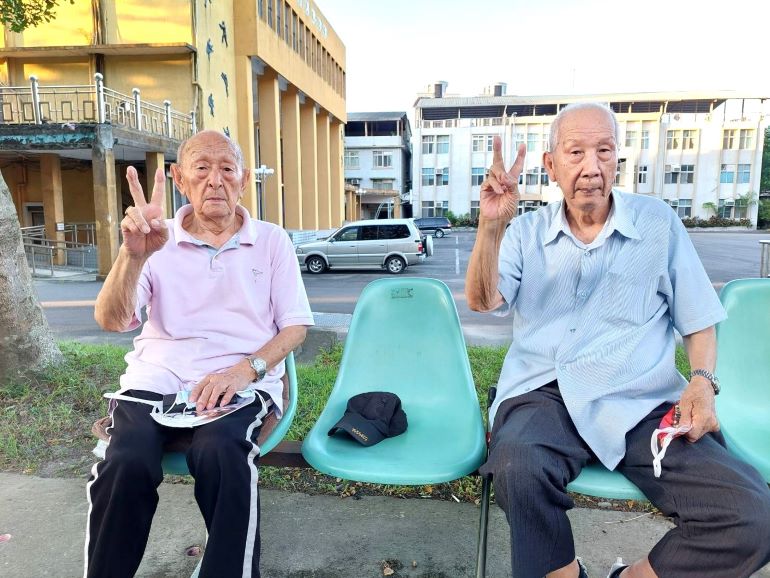 《讀者天地》半生戎馬一世情 人瑞杜祖培流下英雄淚 15 《圖說》欖仁樹下擺龍門陣,杜祖培(左)、張文坤(右)。 〈照片張長林提供〉