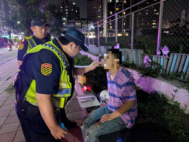 三重警強化防制毒駕 攔查可疑騎士查獲毒品 13 《圖說》員警現場對駕駛實施唾液快篩檢定。〈三重分局提供〉