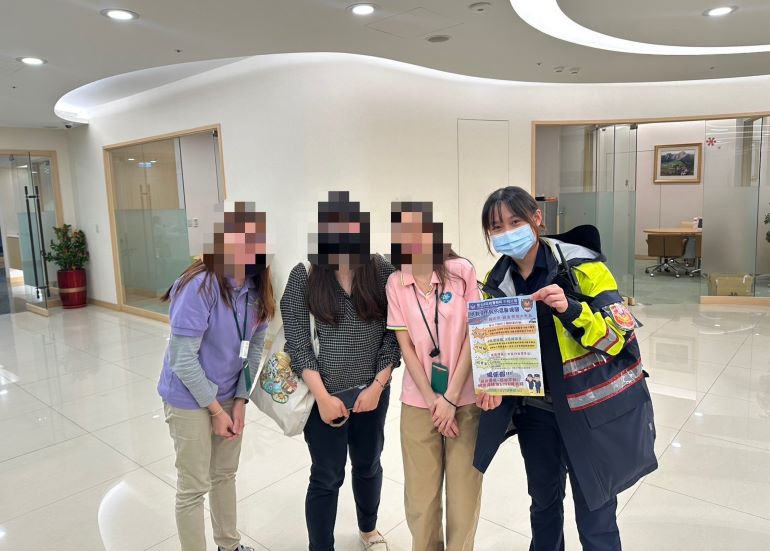 行員慧眼識破騙局 中和警48小時守住民眾277萬血汗錢 46 《圖說》員警現場反詐宣導。〈中和分局提供〉