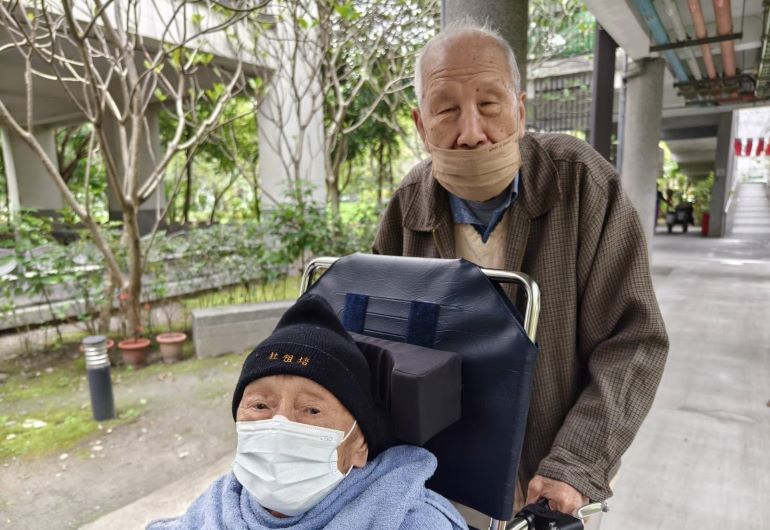 《讀者天地》半生戎馬一世情 人瑞杜祖培流下英雄淚 17 《圖說》推輪椅,杜祖培(前)、張文坤(後)。 〈照片張長林提供〉