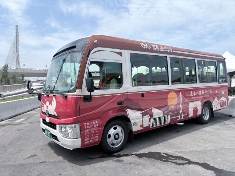 淡江大橋通車暖身 4線公車試營運5元搶搭 31 《圖說》淡江大橋新公車外觀。〈交通局提供〉