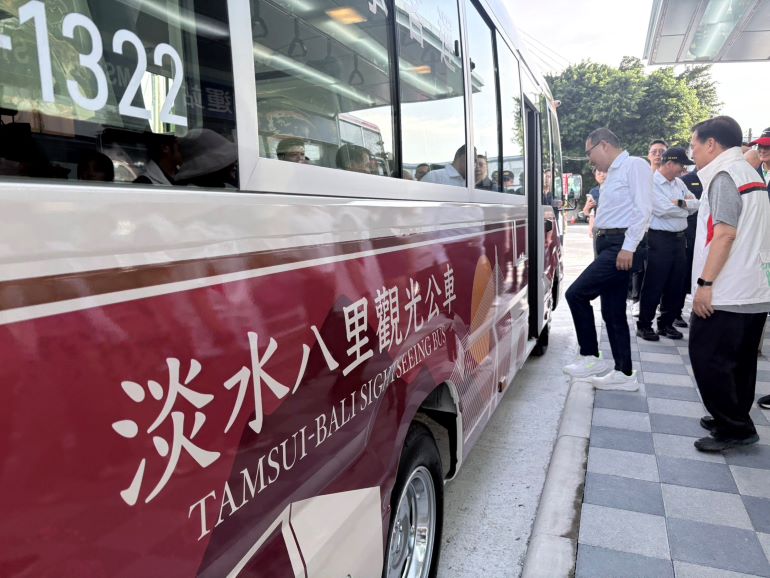 淡江大橋通車首迎假日 新北啟動交維與接駁精進措施 21 《圖說》侯友宜試乘115淡水八里觀光公車。〈交通局提供〉