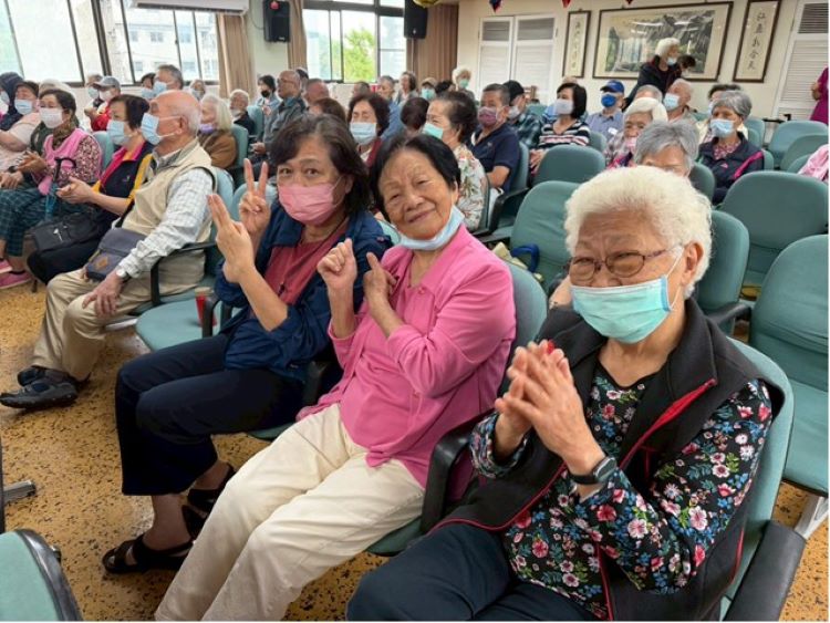 母親節前夕慰問八德榮家 亮采藝術團隊馨愛五月送暖 42 《圖說》八德榮家住民長輩於母親節活動中開心參與,現場洋溢溫馨歡樂的節慶氛圍,傳遞對母親節的祝福與喜悅。〈八德榮家提供〉