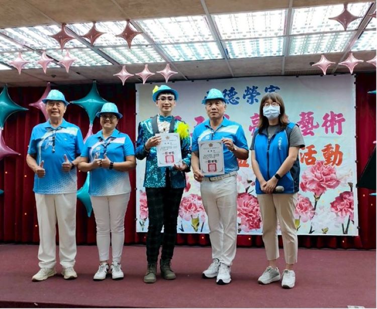 母親節前夕慰問八德榮家 亮采藝術團隊馨愛五月送暖 41 《圖說》八德榮家致贈感謝狀予亮采藝術關懷團隊代表(中),感謝其蒞家辦理母親節公益表演活動,透過音樂與陪伴為住民長輩帶來溫馨感動;榮家同仁(右)共同合影。〈八德榮家提供〉