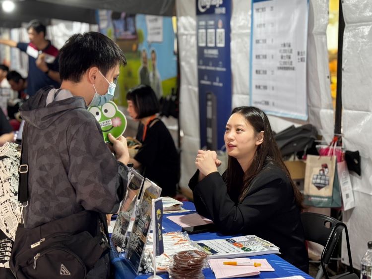 陰雨澆不熄求職熱情 新北亞東科大就博會媒合逾5成 40 《圖說》科技產業吸引不少學生駐足詢問。〈勞工局提供〉