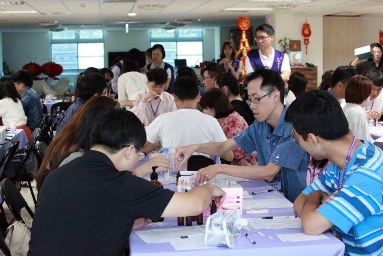 香氛體驗結合數位配對 台電北北區處單身聯誼覓良緣 10 《圖說》台電北北區處「緣來94你」單身聯誼活動,暫時放下工作壓力,以輕鬆自在的心情交流互動,進一步認識志同道合的朋友。〈北北區處提供〉