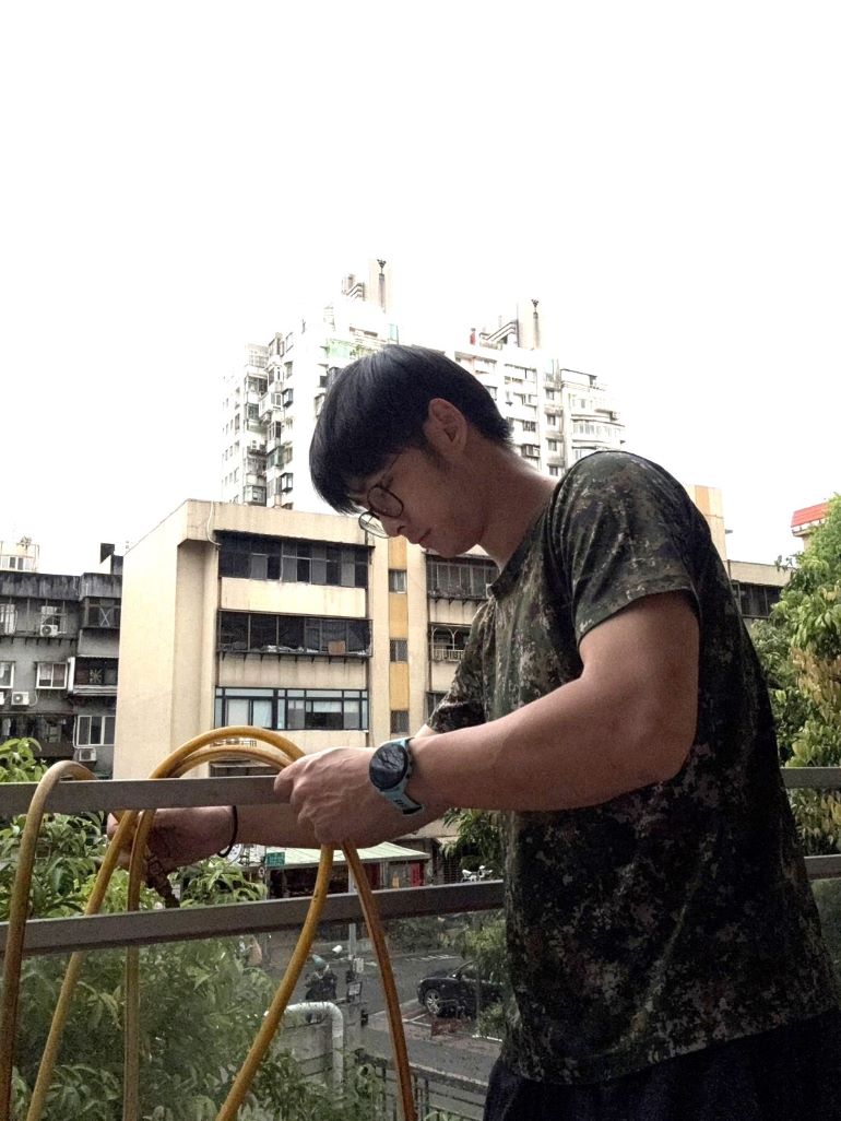 職訓助攻有成 退役官兵陳翊瑞善用輔導資源開啟職涯第二春 34 《圖說》退除役官兵陳翊瑞參加輔導會委外職業訓練機構開設的專業課程結訓後,從基層做起,在實務中不斷精進,逐步站穩腳步。〈新北榮服處提供〉