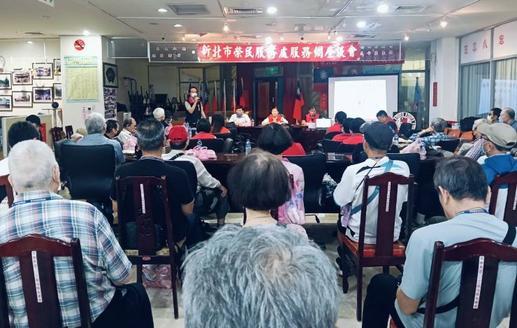 廣納建言傾聽心聲 新北榮服處前進永和解答釋疑 39 《圖說》台北榮民之家輔導員王柏鈞宣導榮民眷入住榮家權利條件等。〈新北榮服處提供〉