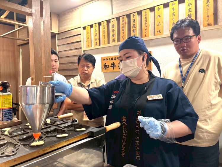 助退除役官兵接軌民間職場 新北榮服處參訪體驗反映熱絡 5 《圖說》王品集團門市夥伴示範餐點製作及現場服務流程,讓退除役官兵實地認識餐飲服務產業工作內容。〈新北榮服處提供〉