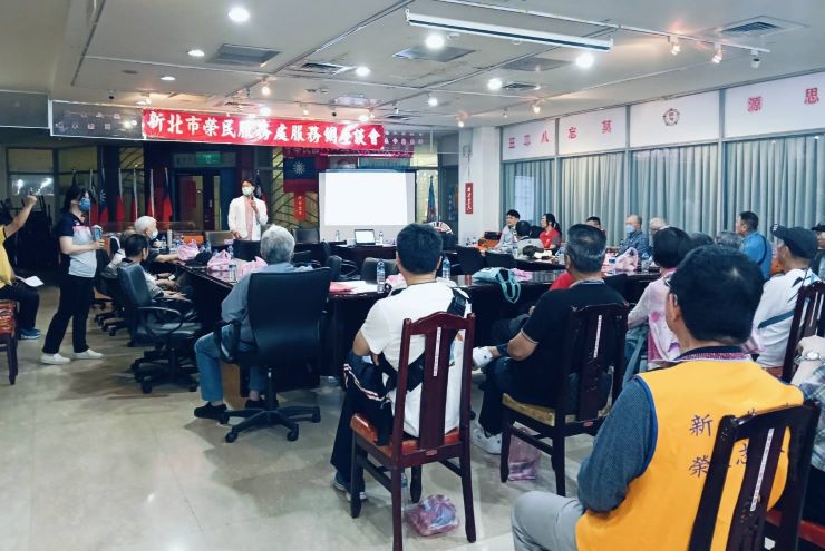 廣納建言傾聽心聲 新北榮服處前進永和解答釋疑 38 《圖說》台北榮民醫院醫師吳承澔對在場退除役官兵諮詢及解答。〈新北榮服處提供〉