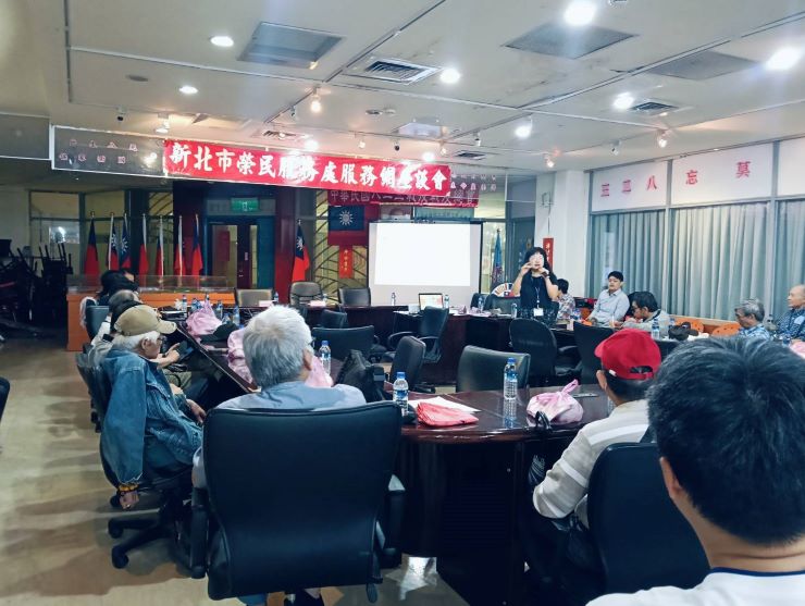 廣納建言傾聽心聲 新北榮服處前進永和解答釋疑 40 《圖說》新北市衛生局長照中心督導李弈儒宣導「銀髮人力資源」業務介紹。〈新北榮服處提供〉