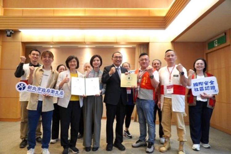 北台原鄉首例 烏來榮獲WHO國際安全社區認證 15 《圖說》市政會議獻獎,第一排左前排起衛生局張育誠股長、陳潤秋局長、林瑋茜局長、侯友宜市長、烏來區長周至剛與烏來衛生促進會理事長林東暭及後排烏來衛生促進會重要幹部。〈原民局提供〉