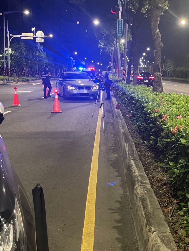 捍衛夜間安寧 中和警強力掃蕩非法改裝車 26 《圖說》中和警強勢執法作為提升取締量能,遏止非法改裝與危險駕車行為,積極回應民眾對居住安寧及交通安全之期待。〈中和分局提供〉